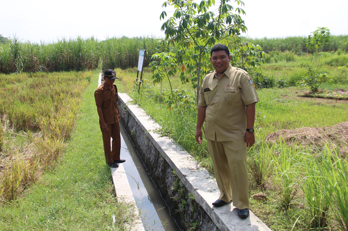 SEMAKIN MAJU: Bayu Hari Satrio Sekdes Tugusumberjo dan Ahmad Fauzi Kaur Perencanaan menunjukkan pembangunan rabat beton dan proyek saluran irigasi yang telah dikerjakan.