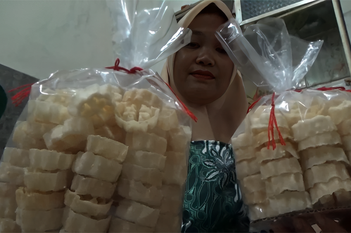 SIAP JUAL: Yunanik menunjukkan hasil produksi kembang goyang dari Wonosalam, Jombang sudah dalam kemasan.