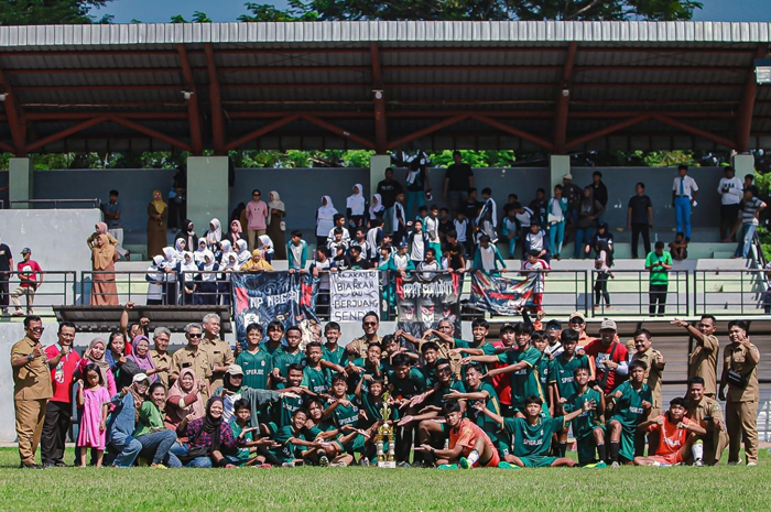 CATAT SEJARAH: Perayaan juara tim sepak bola SMPN 3 Jombang pada Popkab 2024 di Stadion Merdeka Jombang, Selasa (30/4).