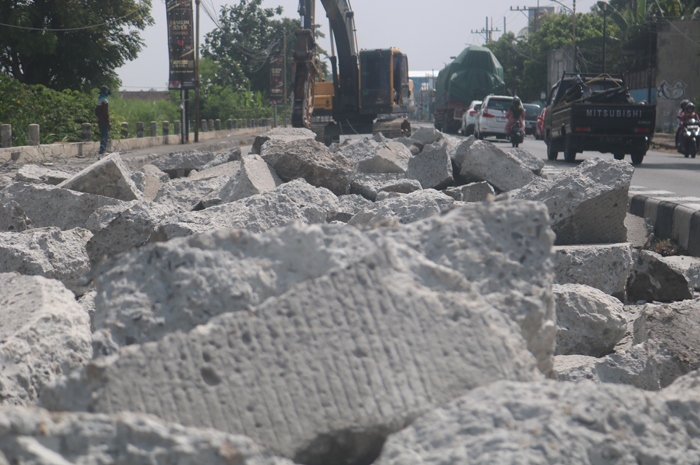 MINIM BESI BETON: Kondisi cor jalan nasional yang dibongkar di Desa Keplaksari, Kecamatan Peterongan, Jombang.