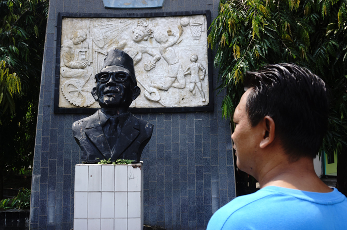 TAK TERAWAT: Warga tengah melihat patung Ki Hajar Dewantara berada di Monumen Pendidikan Jombang.