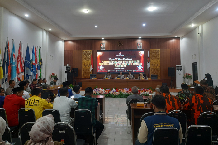 SERIUS: Suasana penetapan caleg terpilih di Gedung Husni Kamil Malik KPU Jombang, Kamis (2/5) malam.