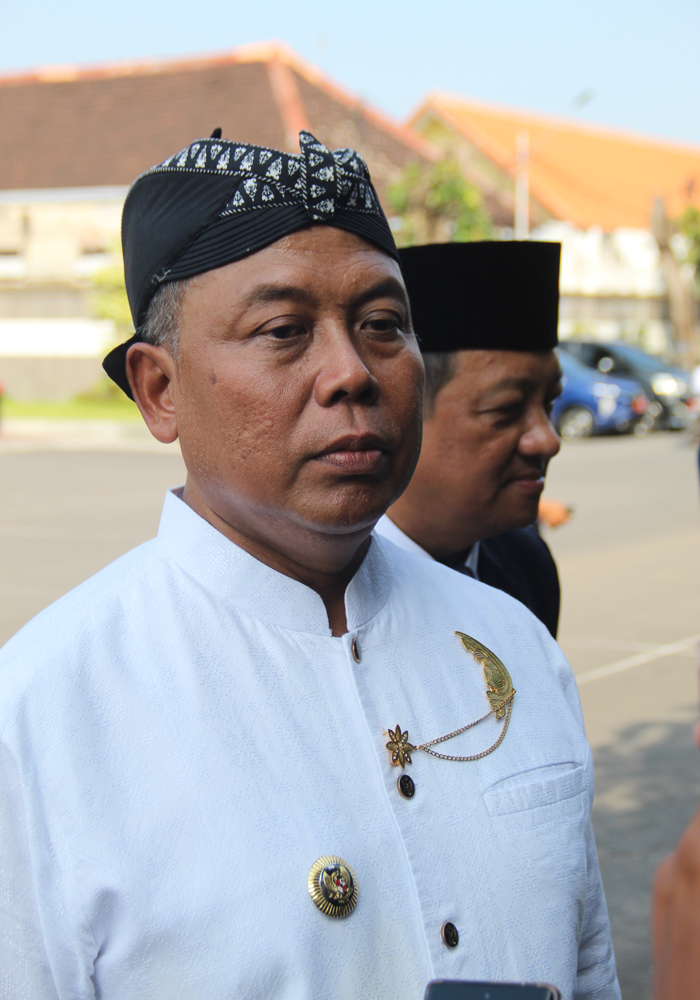 BERI PENJELASAN: Pj Bupati Jombang Sugiat saat memberi penjelasan soal rencana pecah rekor MURI tari jaranan dor.
