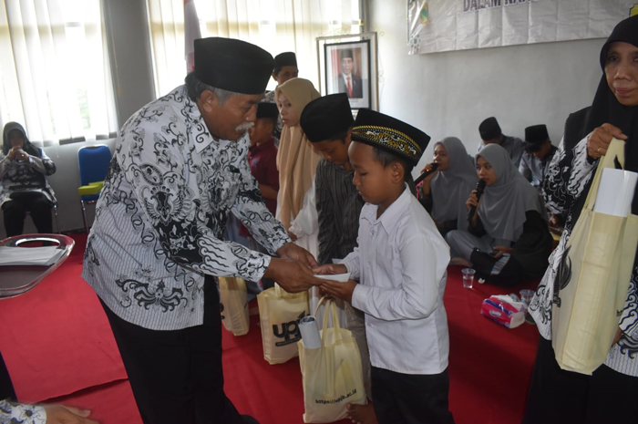 PEDULI: Santunan kepada anak yatim dalam Dies Natalis Universitas PGRI Jombang.