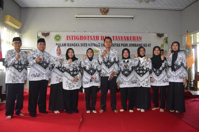 KOMPAK: Rektor Universitas PGRI Jombang, Prof Dr Dra Munawaroh MKes foto bersama usai Dies Natalis Univesitas PGRI Jombang.