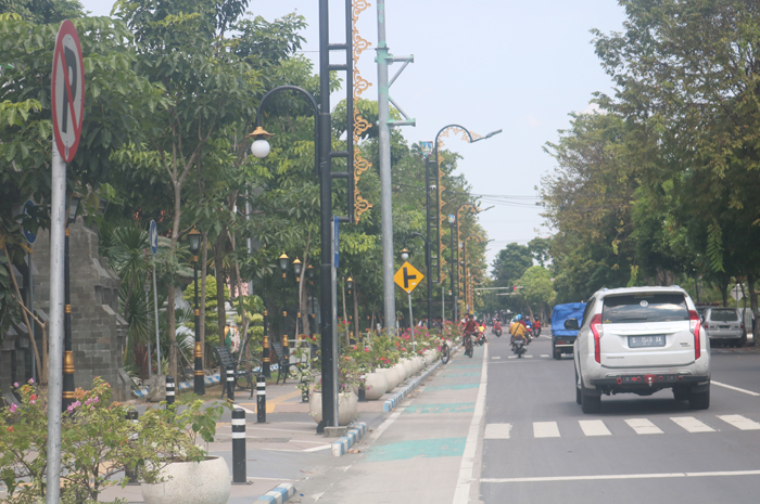 KOSONG: Layar rambu elektronik di Jl KH Wahid Hasyim atau depan Pemkab Jombang tersisa tiang.