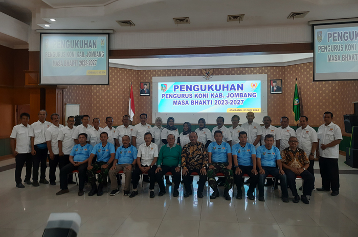KOMPAK: Pj Bupati Jombang Sugiat foto bersama jajaran pengurus KONI Jombang.