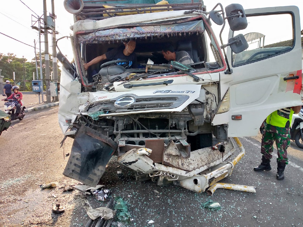 RINGSEK: Kondisi bodi depan truk gandeng yang menabrak truk Fuso di jalan nasional Jombang.