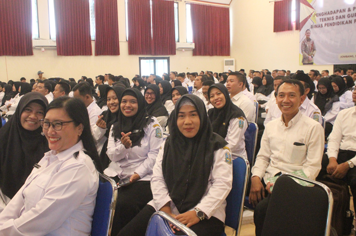 LEGA: Senyum sumringah PPPK usai menerima SK pengangkatan di SMA/SMK dan SLB di Jombang.