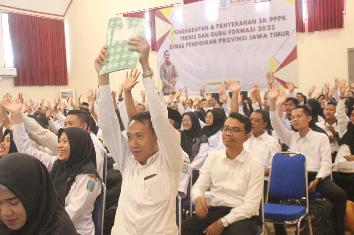 LEGA: Senyum sumringah PPPK usai menerima SK pengangkatan di SMA/SMK dan SLB di Jombang.