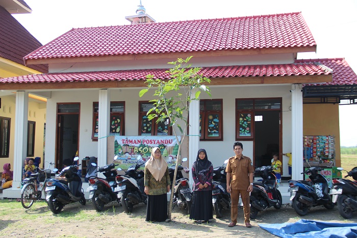 UNTUK KEMAJUAN PENDIDIKAN: Haris Andi Lesmono Sekdes Sumberagung menunjukkan gedung tama posyandu, kemarin.