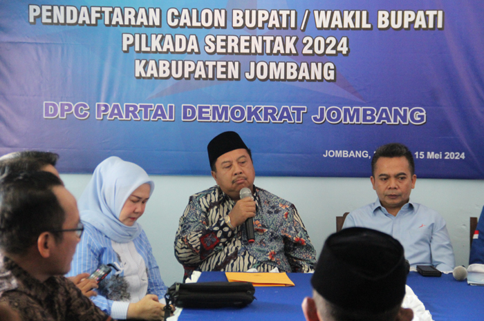 SERAHKAN BERKAS: Ketua AKD Jombang Warsubi saat menyerahkan berkas pendaftaran bakal cabup di kantor DPC Demokrat, Senin (6/5).