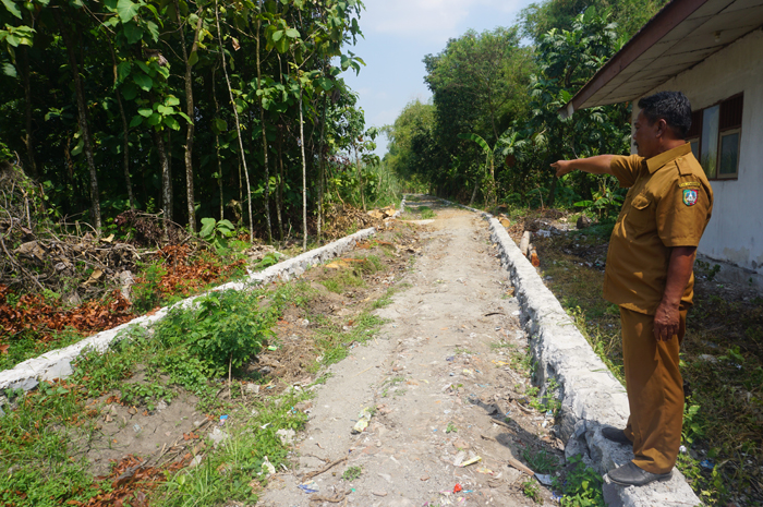 BERMANFAAT: Kasi Pemerintahan Desa Sambirejo Suwarno menunjukkan jalan lingkungan baru yang sedang dibangun.