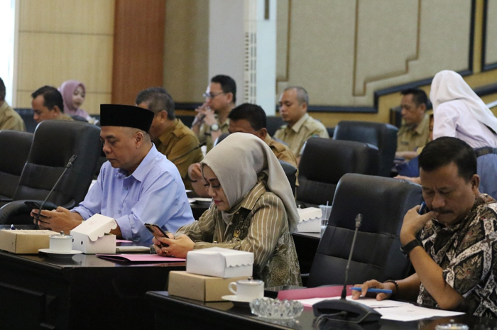 SINERGI: Bapemperda DPRD Jombang  mengundang OPD di lingkup Pemkab Jombang membahas kesiapan draf raperda, Senin (6/5).