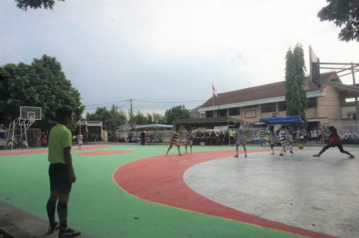 OPENING MATCH: Suasana pertandingan pembuka turnamen GFC 2024, Selasa (7/5) di lapangan futsal SMA PGRI 2 Jombang.