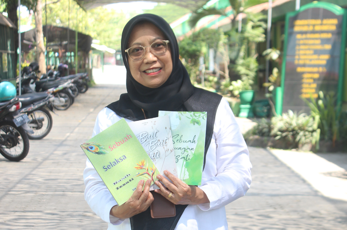 INSPIRATIF: Anik Muizzah, guru MTsN 4 Jombang menunjukkan karya puisinya.