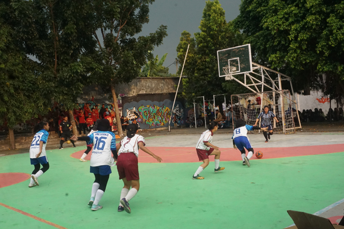 SERU: Suasana pertandingan hari kedua Grida Futsal Competition 2024 di lapangan futsal SMA PGRI 2 Jombang, Rabu (8/5).