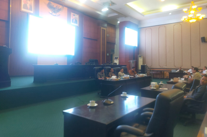 SINERGI: Pansus DPRD Jombang mengundang bappeda untuk membahas draf raperda RPJPD 2025-2045 di ruang paripurna DPRD Jombang.