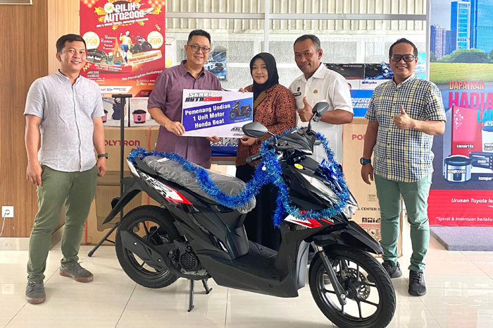 PUNYA BANYAK PROGRAM: Peter Kurniawan Kepala Cabang Diler Auto2000 Jombang di Jalan Soekarno-Hatta menyerahkan hadiah program undian Serbu Auto2000 kepada pemenang, Rabu (8/5) pagi.