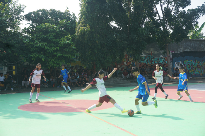 SEMAKIN RAMAI: Pertandingan dimeriahkan banyaknya penonton dan suporter yang hadir di lapangan futsal SMA PGRI 2 Jombang pada hari ketiga GFC 2024, Kamis (9/5).