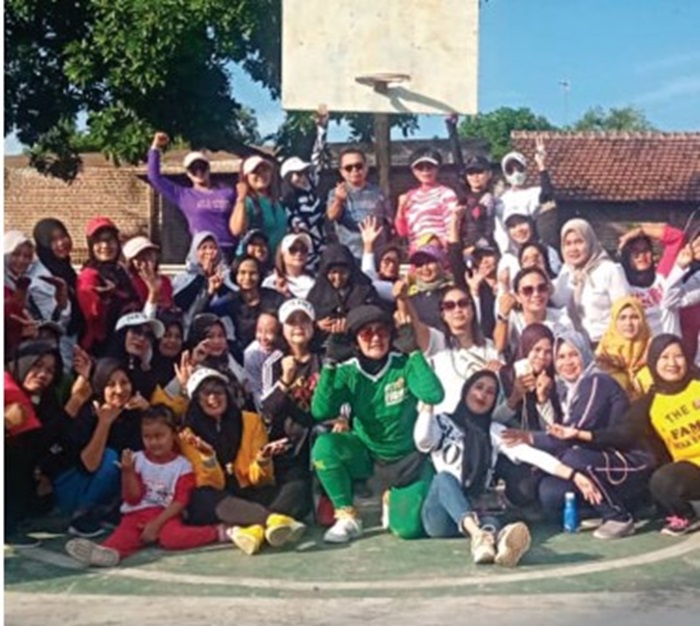 TELADAN: HM Syarif Hidayatullah ST MMT (Gus Sentot) bersama komunitas senam wisata di taman Desa Brodot Kecamatan Bandarkedungmulto, Sabtu (4/5).