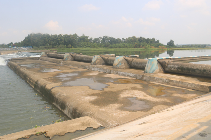 RUSAK: Salah satu pintu Dam Karet Jatimlerek di sisi Desa/Kecamatan Megaluh, Jombang rusak membuat pintu tak bisa ditutup.