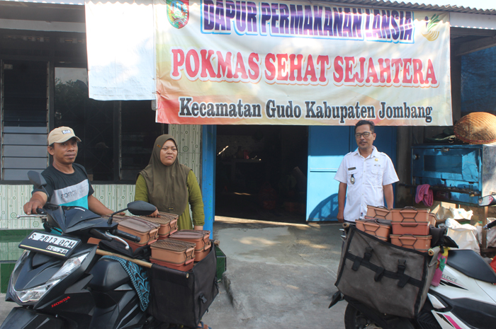 DARI WARGA UNTUK WARGA: Pelaku UMKM Desa Mentaos mengirim makanan untuk lansia.