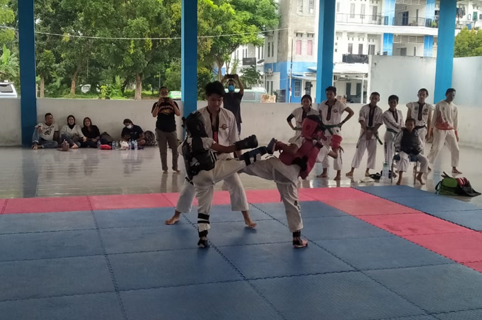 SEMANGAT: Atlet tarung derajat saat mengikuti latihan bersama di Surabaya.