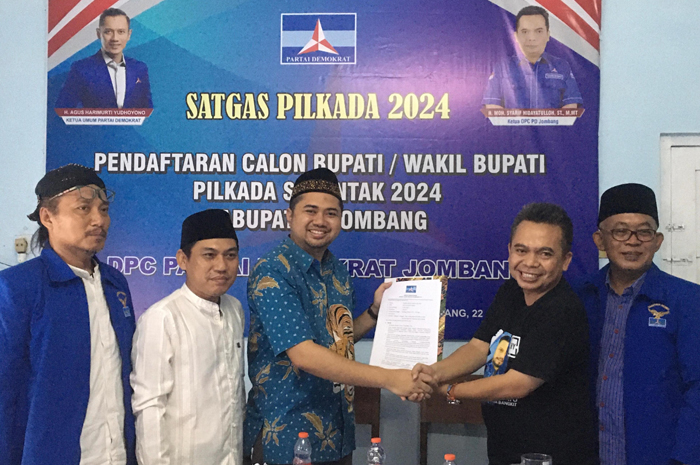 DIWAKILKAN: Gus Sadad menyerahkan berkas pendaftaran penjaringan bacabup Gus Hans di Demokrat Jombang.