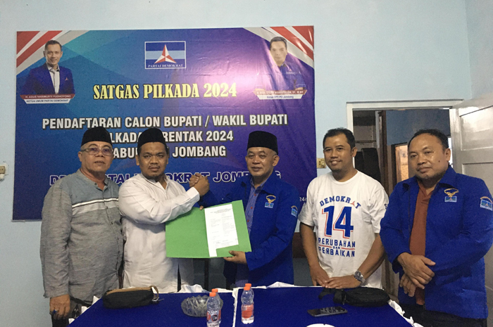 SERAHKAN BERKAS: Perwakilan dari salah bacabup saat menyerahkan berkas pendaftaran ke DPC Partai Demokrat Jombang, Kamis (10/5) malam.