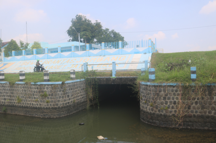 MENGECIl: Debit air irigasi untuk lahan pertanian mengecil akibat pintu Dam Karet Jatimlerek Jombang jebol.