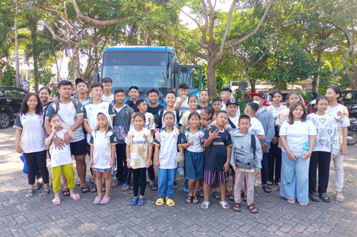 SEMANGAT: Atlet JKC saat pemberangkatan ke Blitar di depan Stadion Merdeka Jombang, Jumat (10/5).