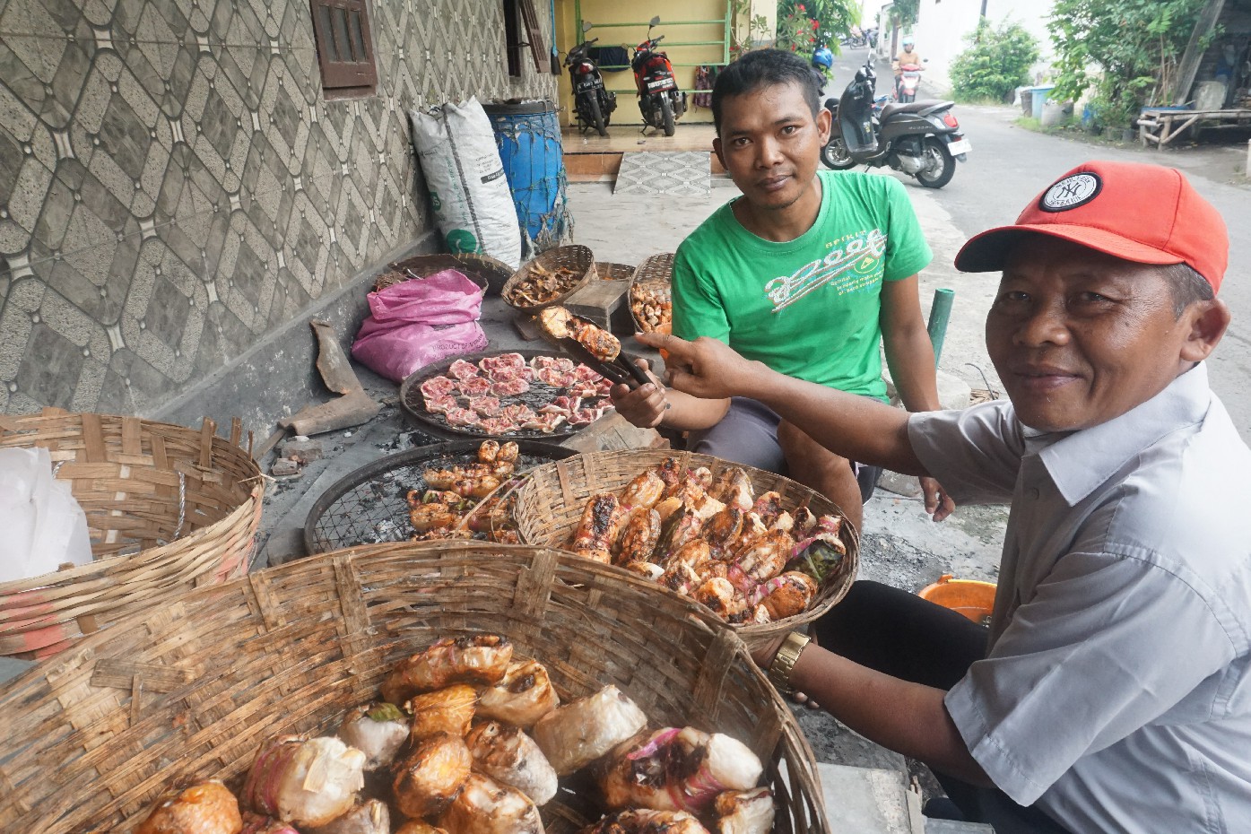OLEH-OLEH KHAS: Kepala Desa Gambiran Jupri saat melihat proses pengolahan ikan asap jenis tombro di salah satu rumah produsen ikan asap di Dusun Gambiran Utara.