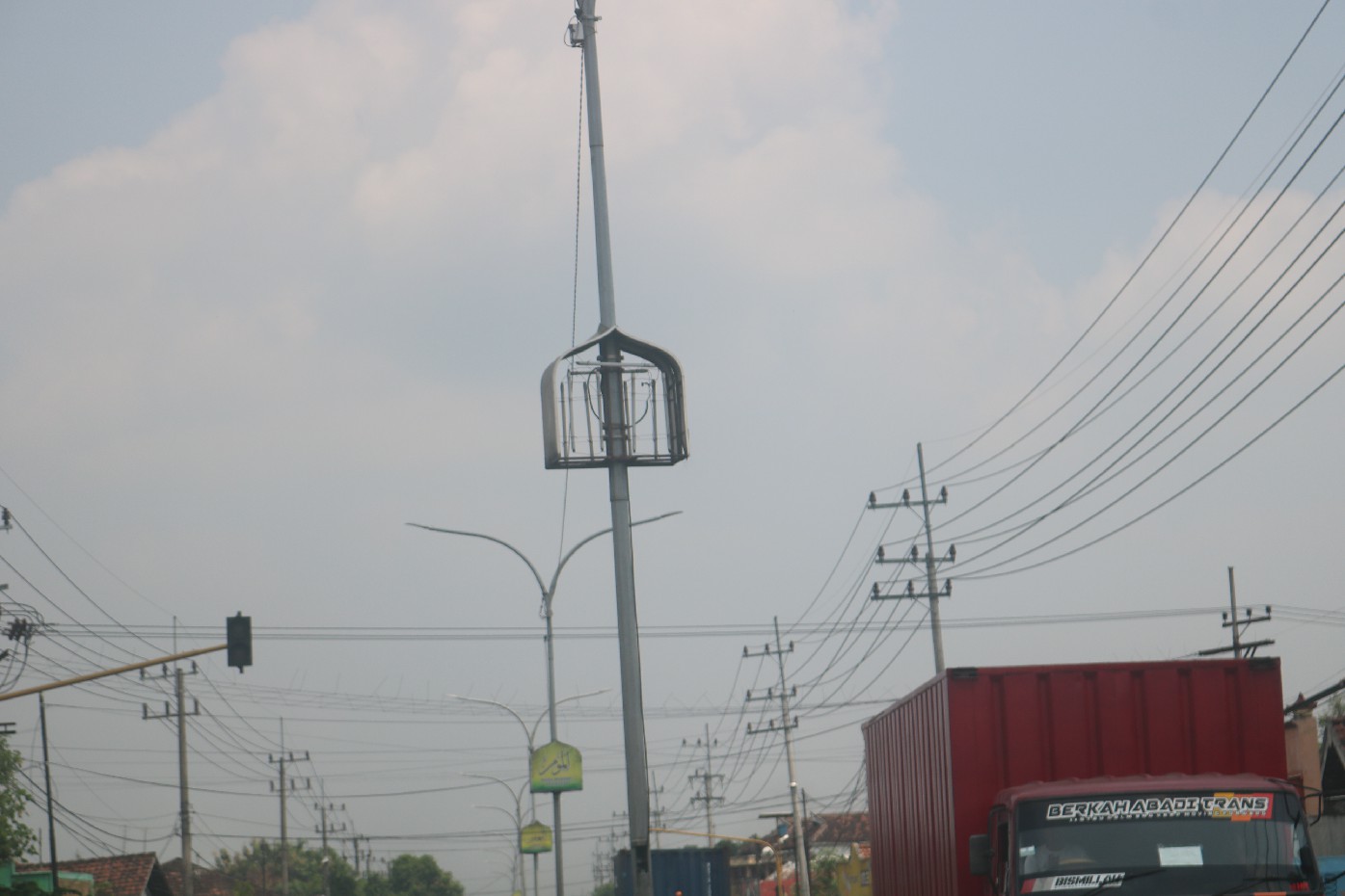 RUSAK: Kondisi neon box milik Pemkab Jombang di jalur anter nasional rusak, Sabtu (4/5) siang.