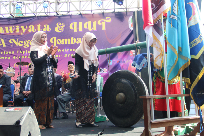 DIBUKA: Kepala SMAN 1 Jombang, Dyah Ayu Endrianingsih SPd MM memukul gong tanda dimulainya purnawiyata.