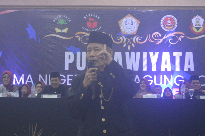SERIUS: Kepala SMAN Mojoagung Waras dalam purnawiyata siswa, menyampaikan baru saja menerima SK akreditasi A dari BAN.
