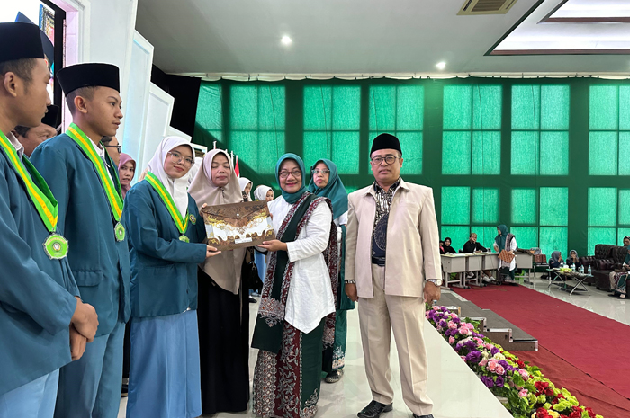 PRESTASI: Kepala MAN 1 Jombang, Erma Rahmawati memberi penghargaan siswa beprestasi.