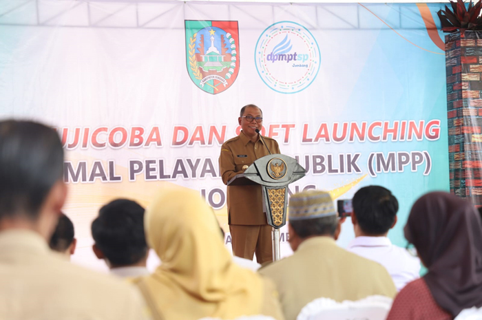 TEGAS: Pj Bupati Jombang Sugiat berencana merombak aset ruko Simpang Tiga.