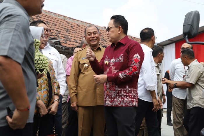 AKRAB: Pj Gubernur Jatim Adhy Karyono dan Pj Bupati Jombang, Sugiat, meluncurkan program Penguatan Korporasi Petani di Desa Pojokkulon, Kecamatan Kesamben, Kabupaten Jombang Selasa, (14/5).
