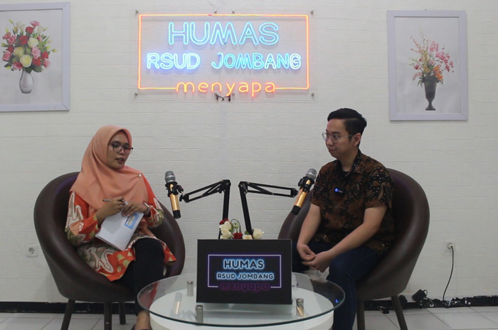 HUMAS MENYAPA: dr Aditya Kusumo Riswanto Sp.N, KSM Neurologi RSUD Jombang saat menyampaikan pencegahan stroke sejak dini.