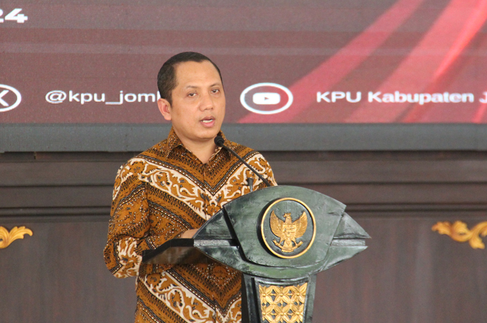 SAMPAIKAN TAHAPAN: Ketua KPU Jombang Abdul Wadud Burhan Abadi menyampaikan materi sosialisasi di Pendopo Kabupaten Jombang, Selasa (14/5).