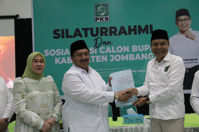 BERI MANDAT: Ketua DPC PKB Jombang Hadi Atmaji memberikan rekom DPP PKB kepada Warsubi untuk maju Pilbup Jombang, Selasa (14/5).