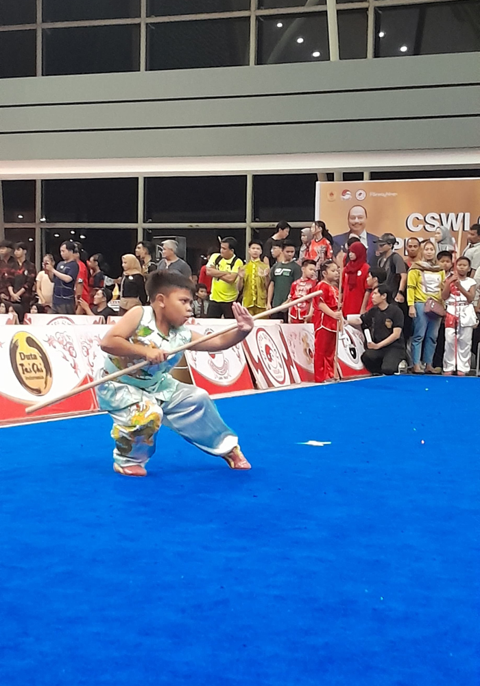 KEREN: Rafisqy Evano Alfarezi saat tampil di Fairway Nine Mall Surabaya, Minggu (12/5).