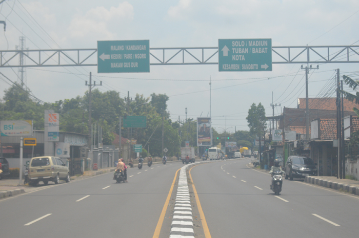 DIHIBAHKAN: Jalan nasional di Kecamatan Mojoagung, Jombang, yang akan menjadi jalan kabupaten.