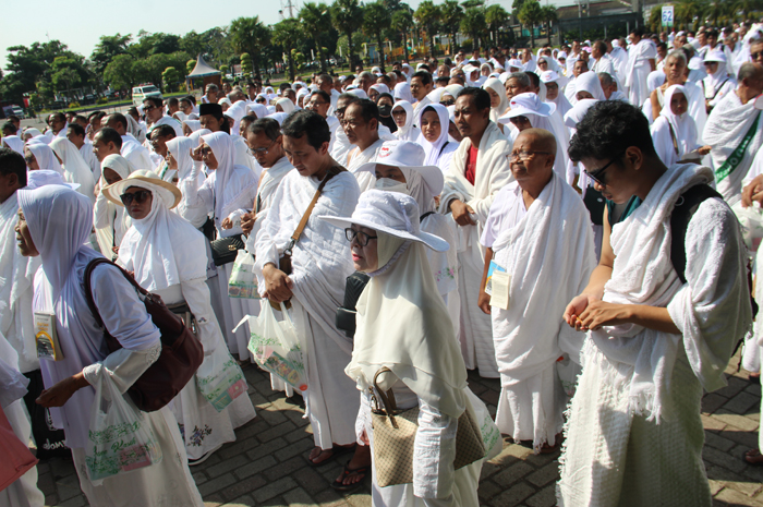 SIAP BERANGKAT: Ribuan calon jemaah haji asal Jombang saat mengikuti manasik di Alun-alun Jombang.