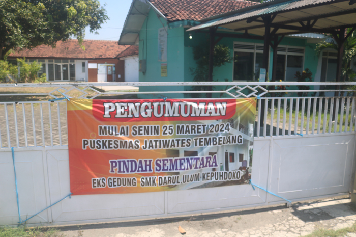 TUTUP: Pelayanan Puskesmas Jatiwates di Desa Jatiwates, Kecamatan Tembelang, Jombang  pindah sementara karena bakal dirombak.