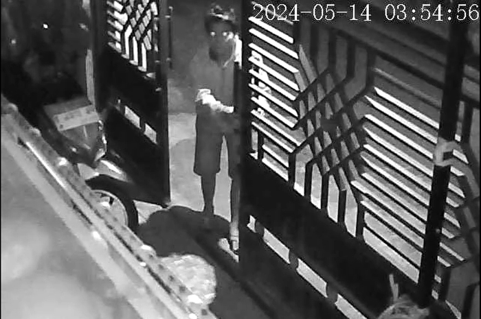 DIBOBOL: Aksi pencurian sepeda motor di Desa Rejoslamet, Kecamatan Mojowarno, Jombang, terekam CCTV.