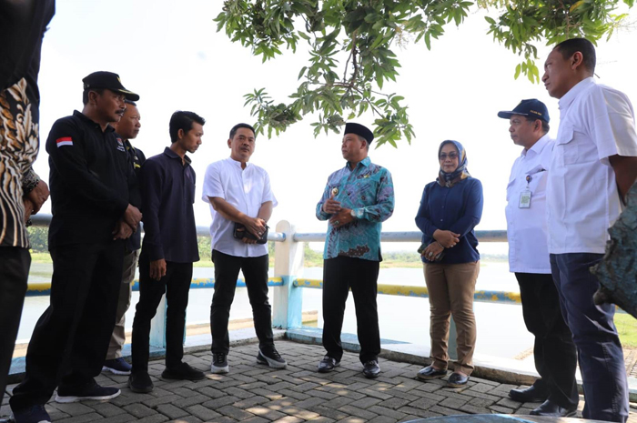 TINJAU LOKASI: Pj Bupati Jombang Sugiat meminta agar pintu Dam Karet Jatimlerek yang jebol segera ditangani.