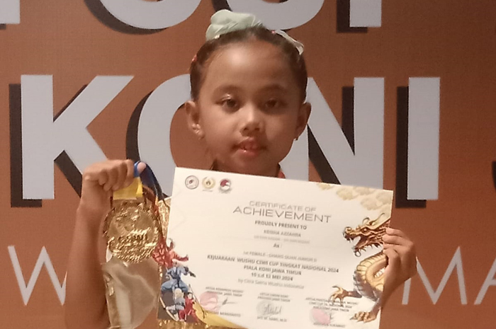 BERPRESTASI: Keisha Azzahra, saat menunjukkan medali yang ia dapatkan dari CSWI Cup 2024 di Fairway Nine Mall Surabaya.