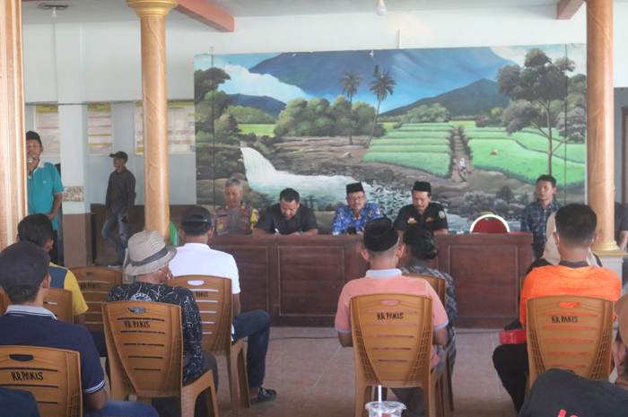MEDIASI: Suasana mediasi di pendopo balai Desa Karangpakis, Kecamatan Kabuh, Jombang atas keluhan warga soal bau busuk berasal dari pabrik bulu ayam.